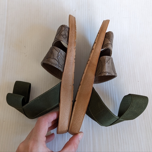 MUK LUKS women's strappy olive green sandals - Picture 3 of 11